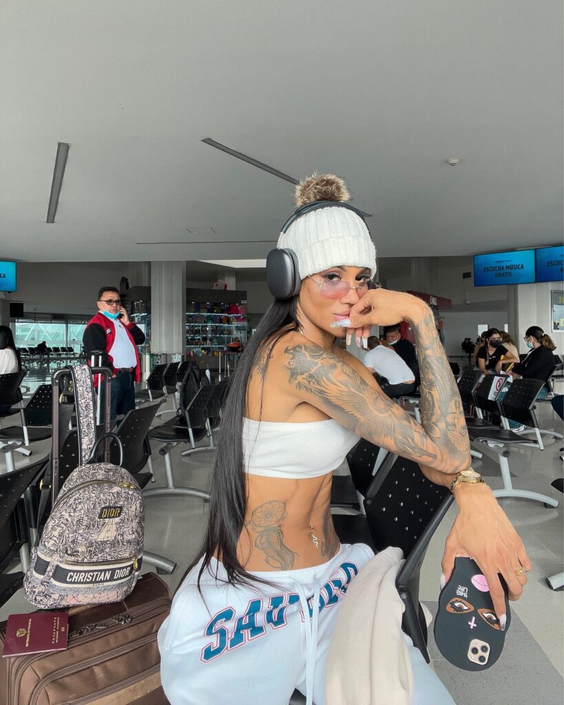 Laura Saenz: Age, Career, Height, Boyfriend & Net Worth