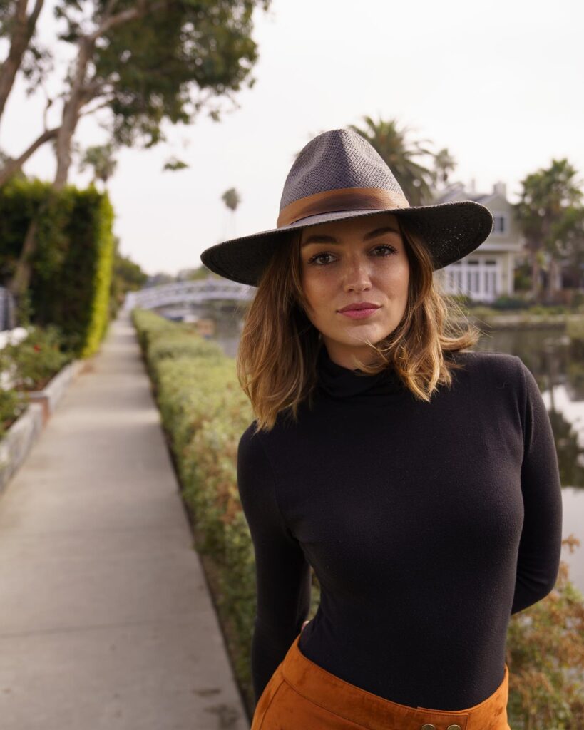 Lili Simmons Age, Career, Height, Boyfriend & Net Worth 2025